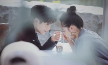 盐城首次发现！摄影师拍到红交嘴雀
